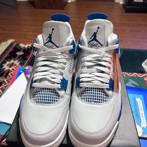 Jordan 4 military blue (2024). Dead stock